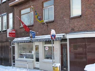 820889 Gezicht op de voorgevel van Cafetaria Won Won (Loevenhoutsedijk 90) te Utrecht.